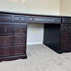 Executive Office Deskwith 2 Bookcases 