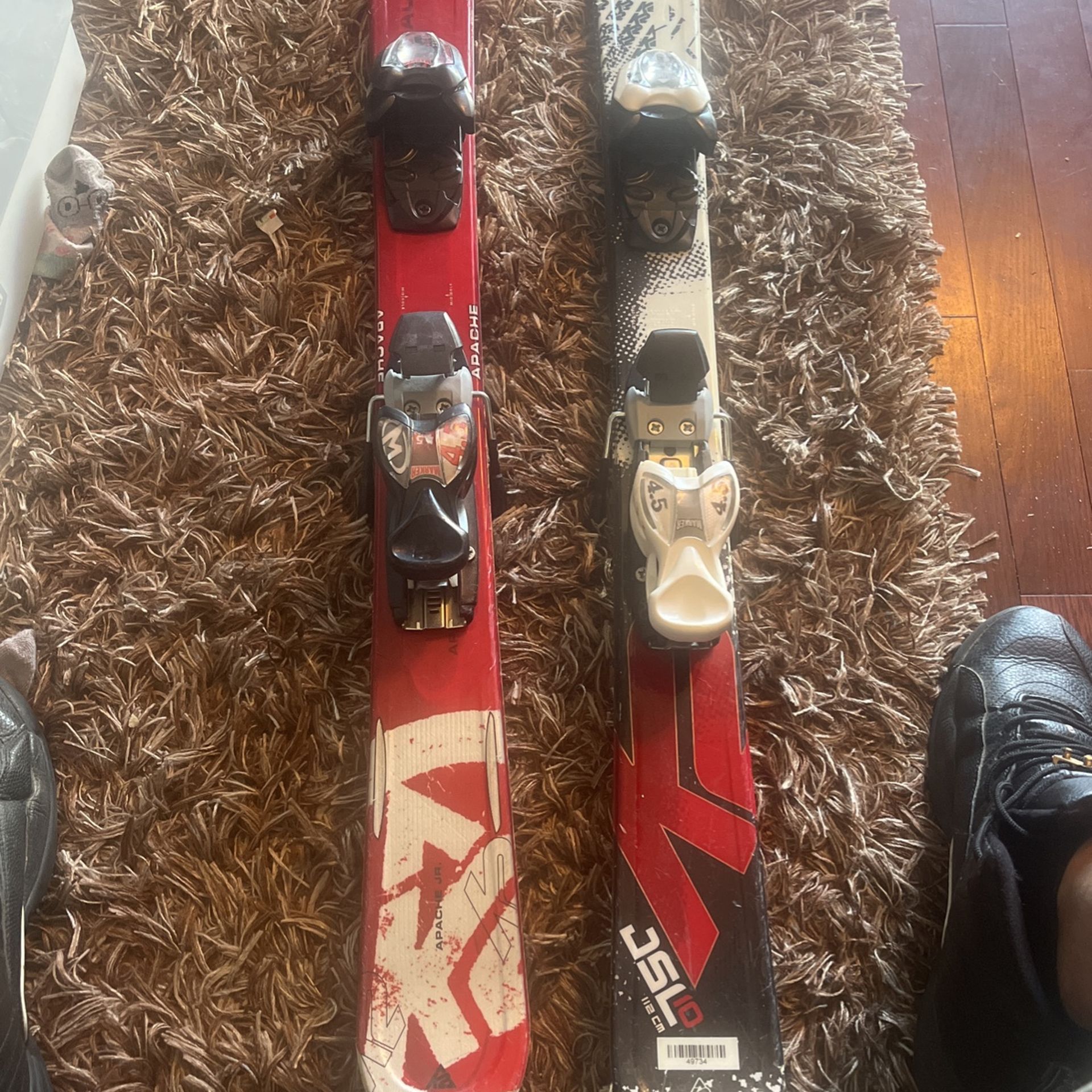 Youth 112 CM PAIR OF SKIS STILL PRETTY SOLID CONDITION AND GREAT PRICE