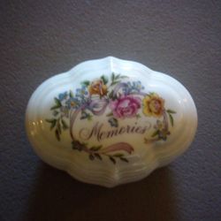 1983 Avon Musical Trinket Box Memories Are For Sharing Porcelain 