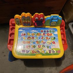 The Touch & Learn Activity Desk Deluxe by VTech is a three-in-one desk with interactive activity cards thats expandable for more fun and discovery!