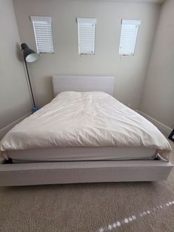 Queen Bed Frame, Mattress, and Box Spring (Simmons Beautyrest), 59.5in x 79in