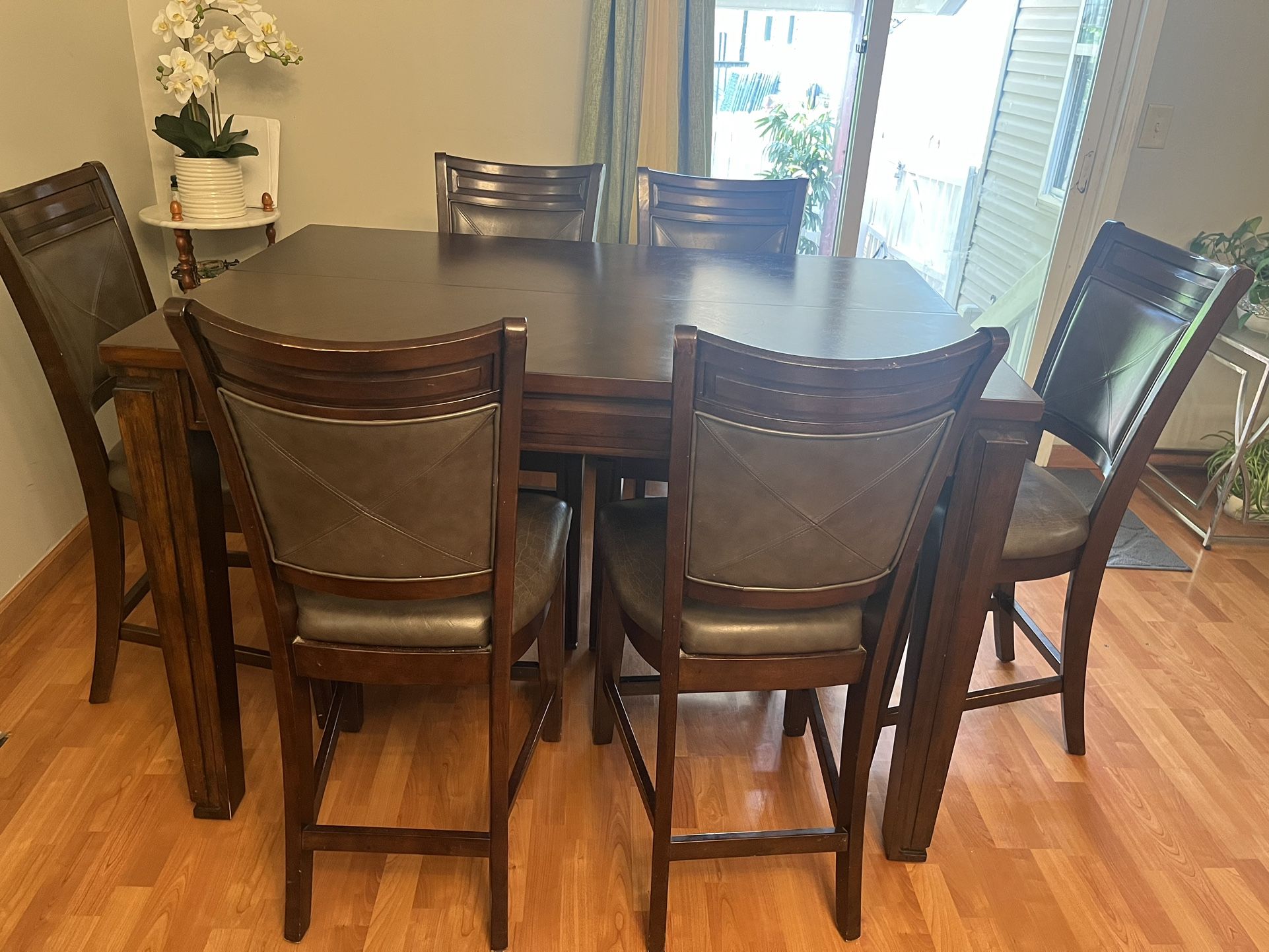 Dinning Table With Chairs. 