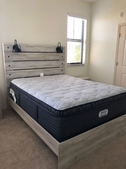 Queen Bedroom Set - Mint Condition