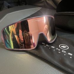 Blenders  eclipse inferno eyewear’s polarized  Asking$20.00  almost new. Come with a box . No scratches . Hablo español