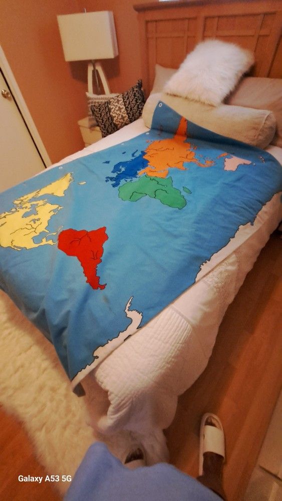 FAO SCHWARZ BIG WORLD MAP 52X35