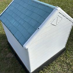 Dog house The house is in good condition 30x29