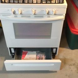 30 Inch Frigidaire Nat Gas Stove.   Lp Gas Conversion Kit Can Be Order Online Or Purchased At Wickford Appliance On Pawtucket Avenue.  This Gas range