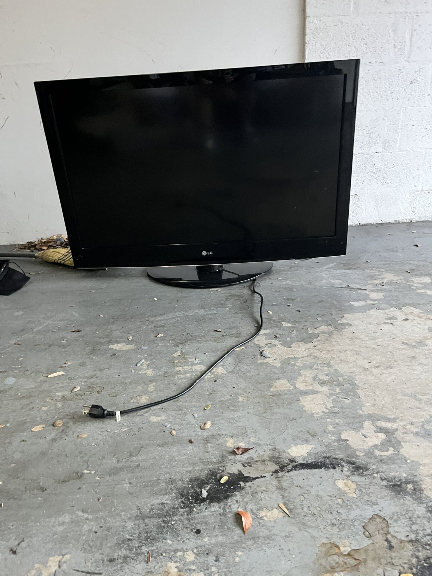 40 inch LG TV $200 price firm