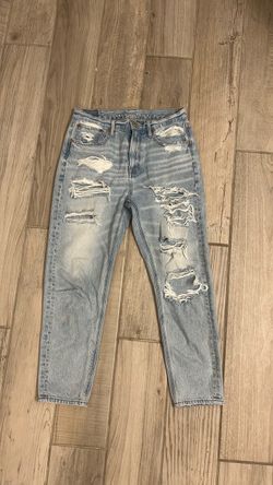 Women American Eagle Light Wash Distressed Jeans Size 0. Short