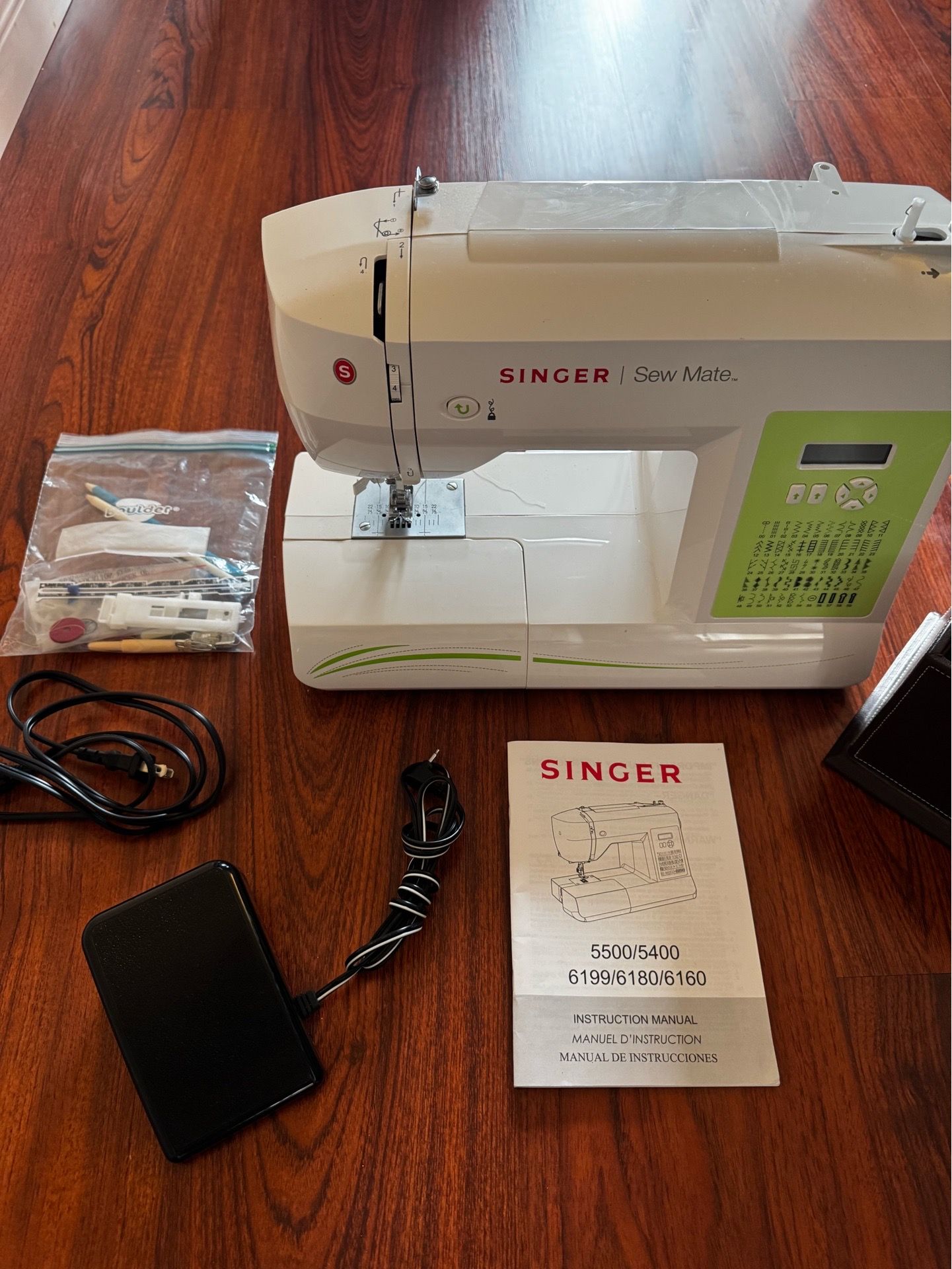 Sewing machine Sew Mate 5500/ 5400 along with all accessories shown