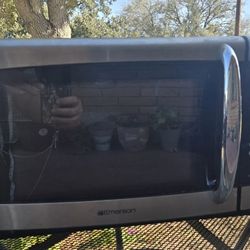 Emerson 900 Watt Microwave, 19 X 13, Great Condition 