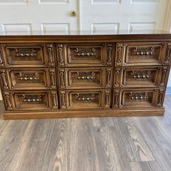 Bassett Furniture 9-Drawer Dresser – Mostly Solid Wood