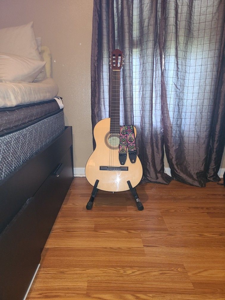 Lucero Spanish Acoustic + Guitar Stand + Guitar Strap 