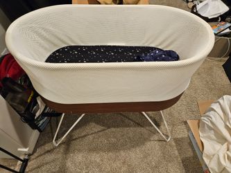 SNOO (Happiest Baby) bassinet  + 3 sleep sacks, clean sheets