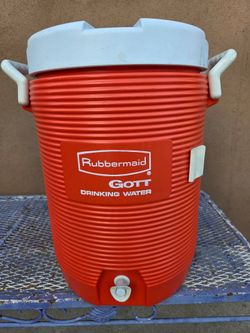 5 gallons Rubbermaid