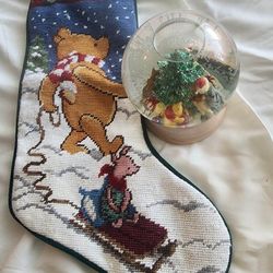 Disney Classic POOH-Snow Globe And Stocking 
