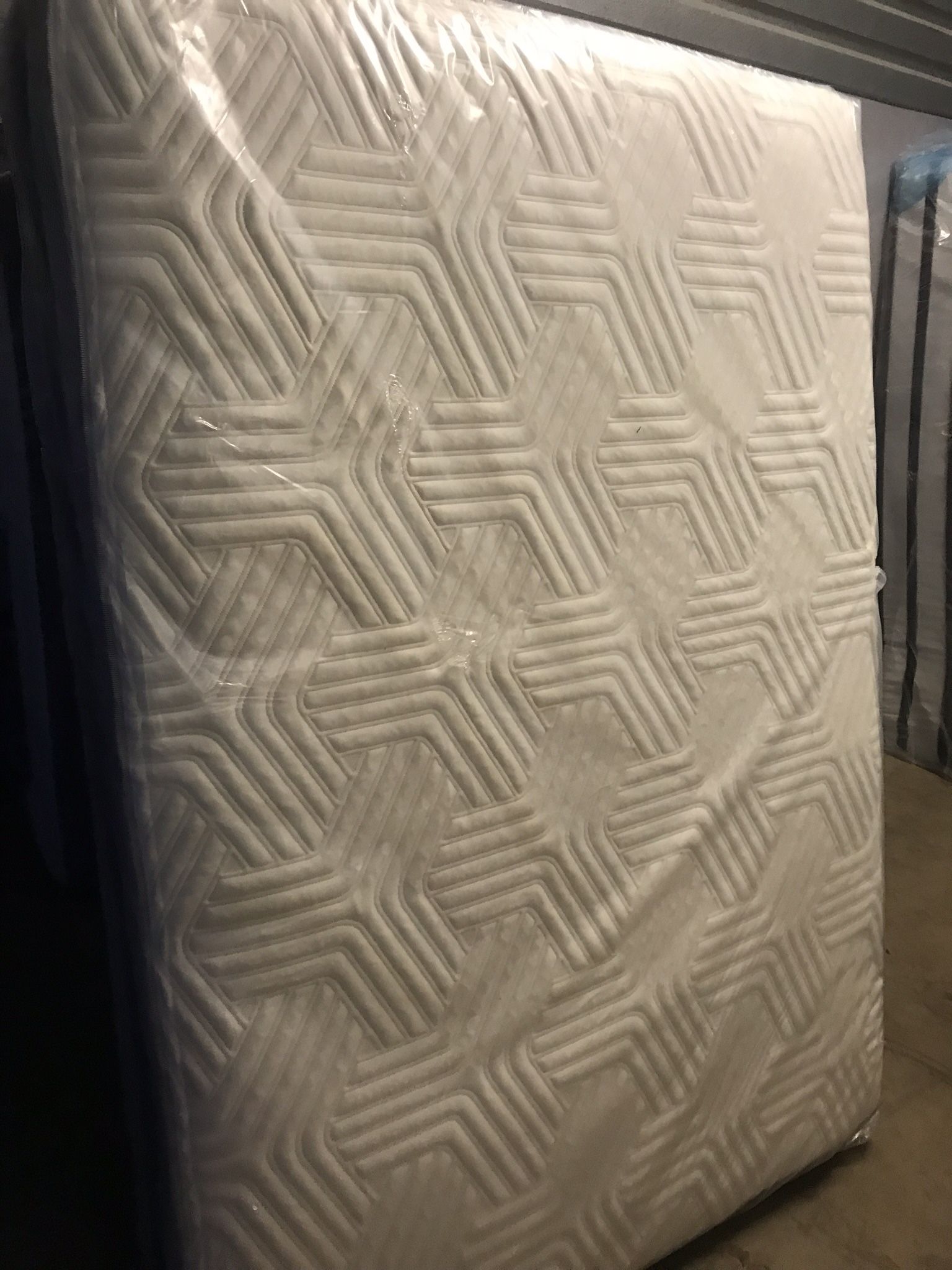 Mattresses: twin, full , queen regular , Nuevo Colchones plush or pillow top available cama bed mattress