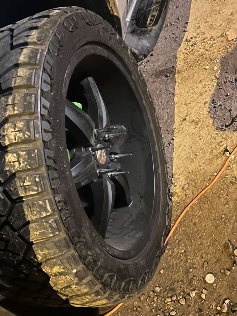 Se Vende 4 Rines Con Llanta M/T Usadas Pero Casi Nuevas Son De (6x139.7 ) O (6x5x5)