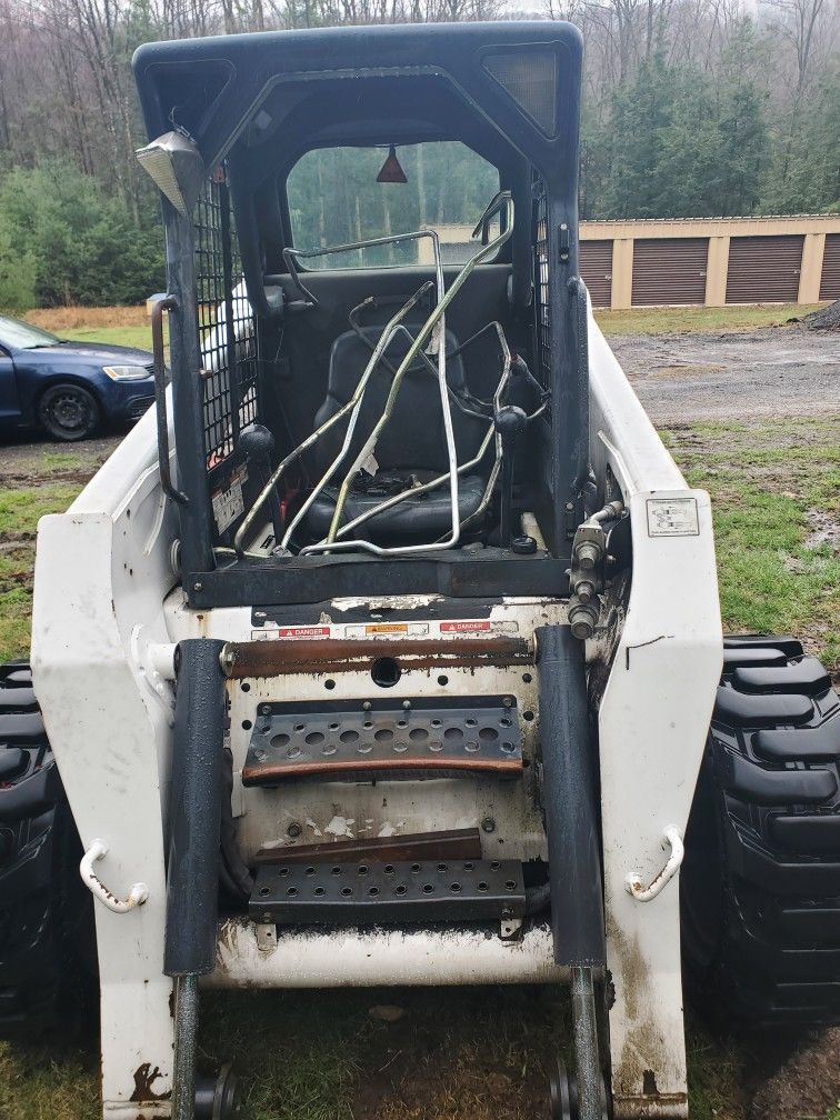 3 Bobcat S220s