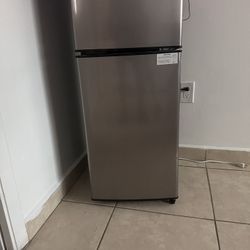 4.4-cu ft mini fridge with freezer