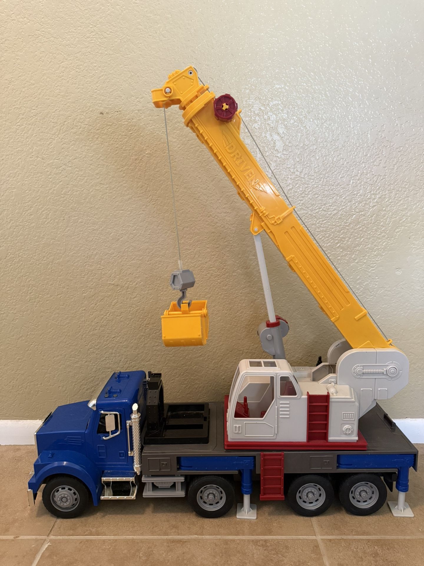 Jumbo Crane Truck DRIVEN by Battat