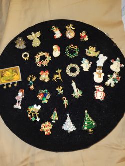 30 Vintage Christnas Pins And Broaches.