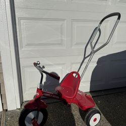 Radio Flyer Deluxe Steer & Stroll Kids Tricycle, Toddler Trike for Ages 2-5, Red