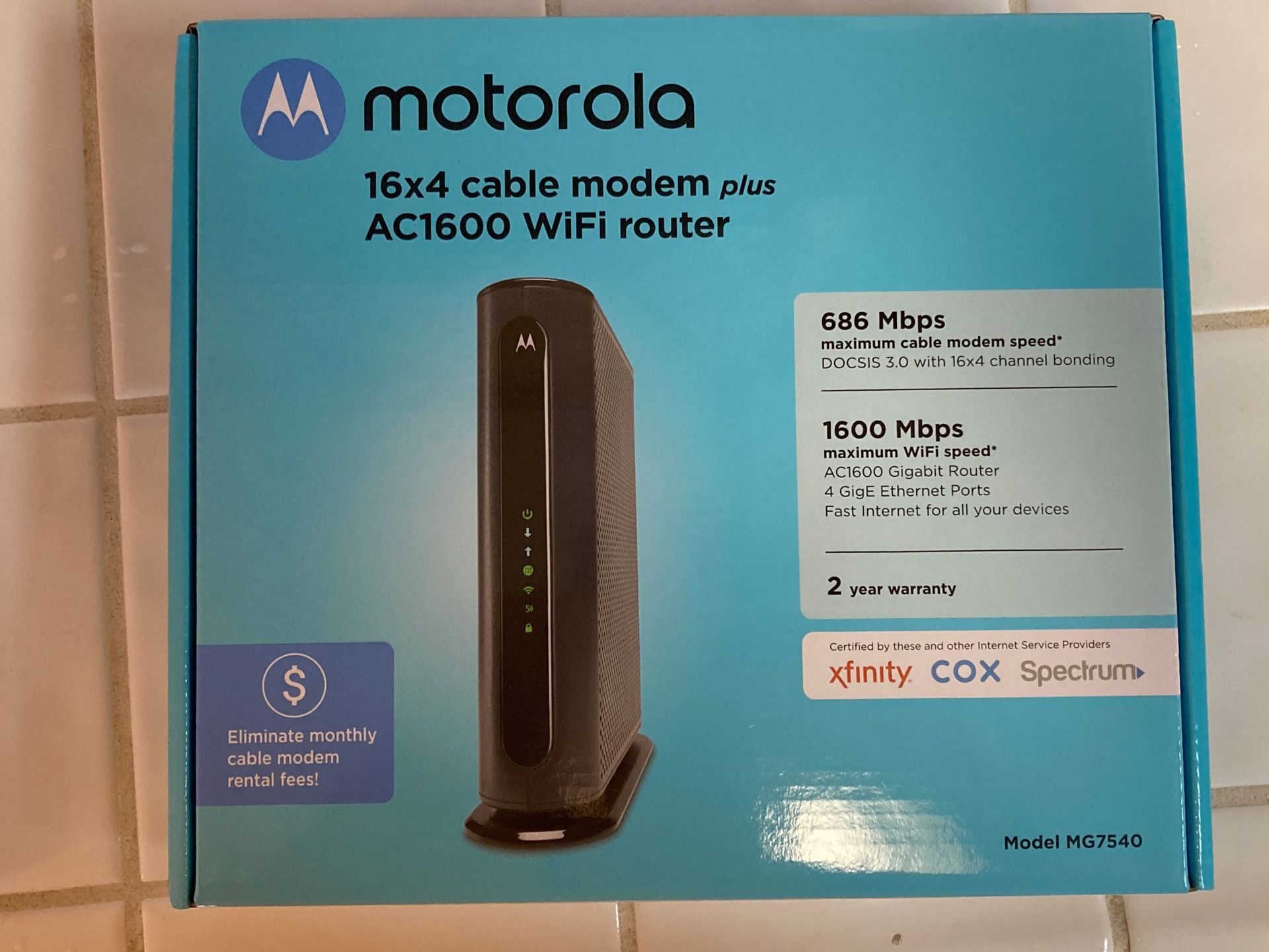 Motorola - Dual-Band AC1900 Router with 16 x 4 DOCSIS 3.0 Cable Modem - Black