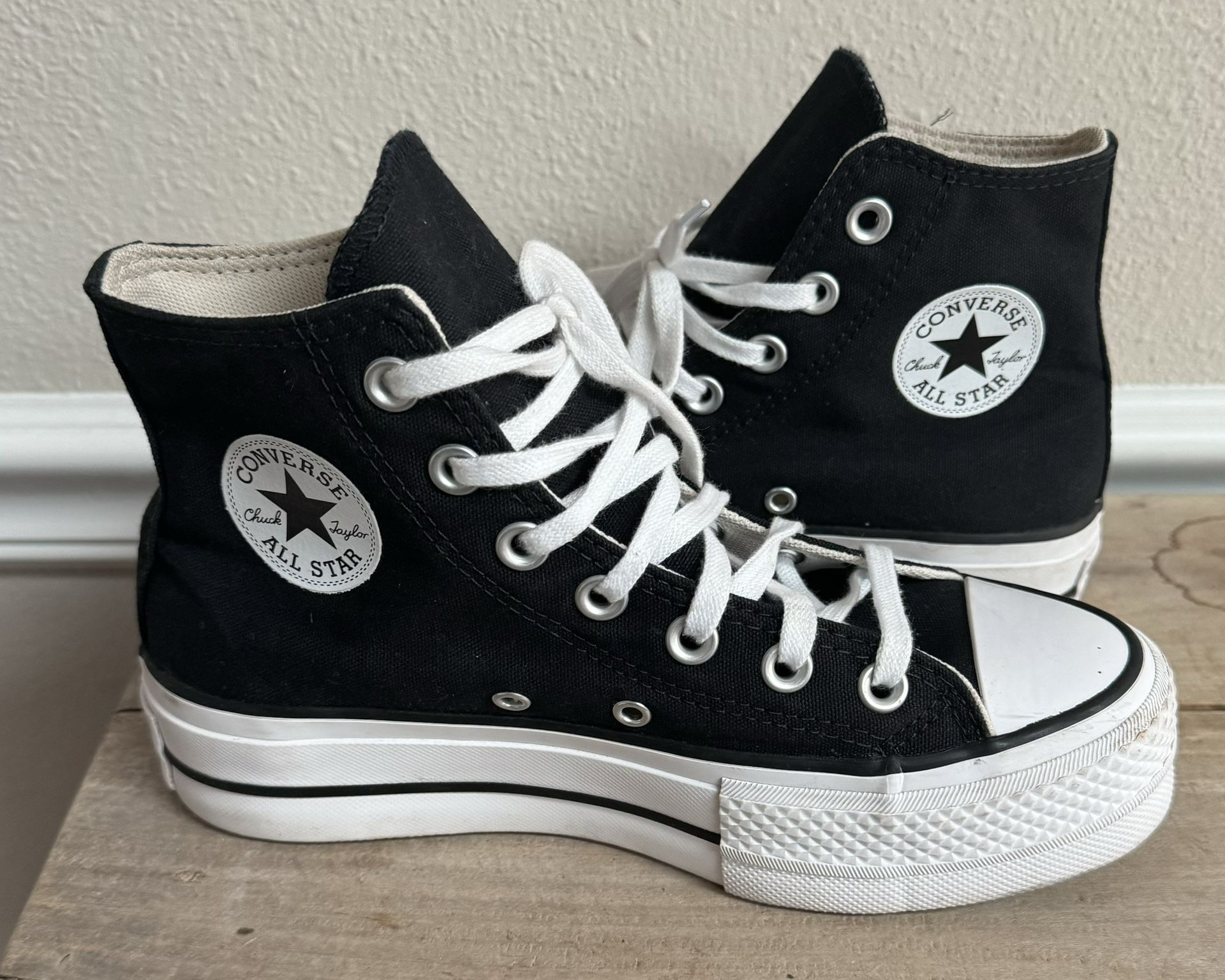 Converse Chuck Taylor High Tops Shoes All Star Womens Size 5 just $25 xox