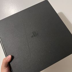 PS4 Slim + 2 Controllers