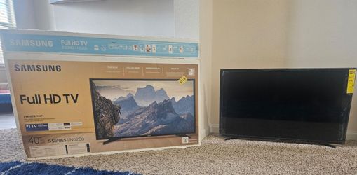 Samsung 40" Class 5-Series N5200 Full HD LED Smart TV- like new!