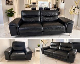 Moderno juego de sala de cuero italiano en perfectas condiciones, listo para recoger