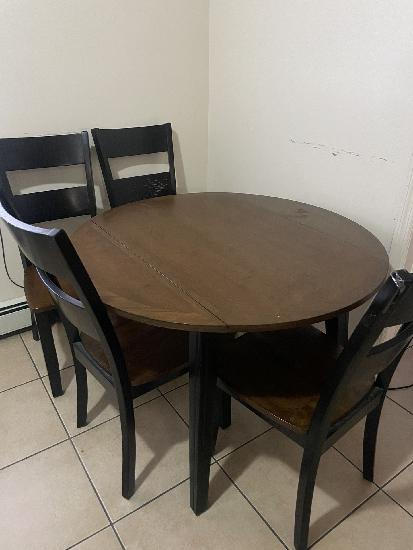 Drop Leaf Extendable Dining Table Seats 4 *Pickup only*
