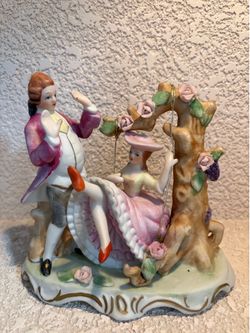 Set of two beautiful gentlemen, with ladies figurines