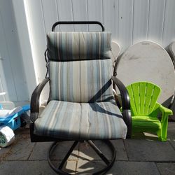 Out Side Glass Table With 4 Chairs. Would Like 50$ Obo