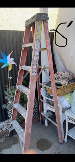 Excellent Condition 6ft fiberglass ladders