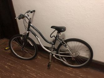 Schwinn skyliner cheap women's hybrid bike