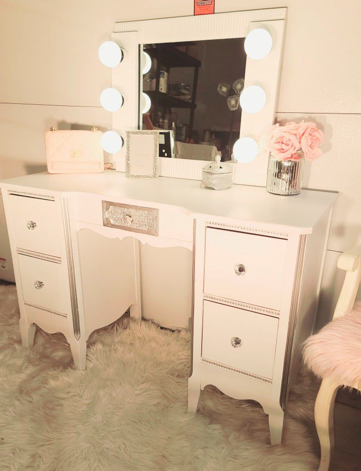 Stunning White Vanity Desk With Hollywood Mirror 