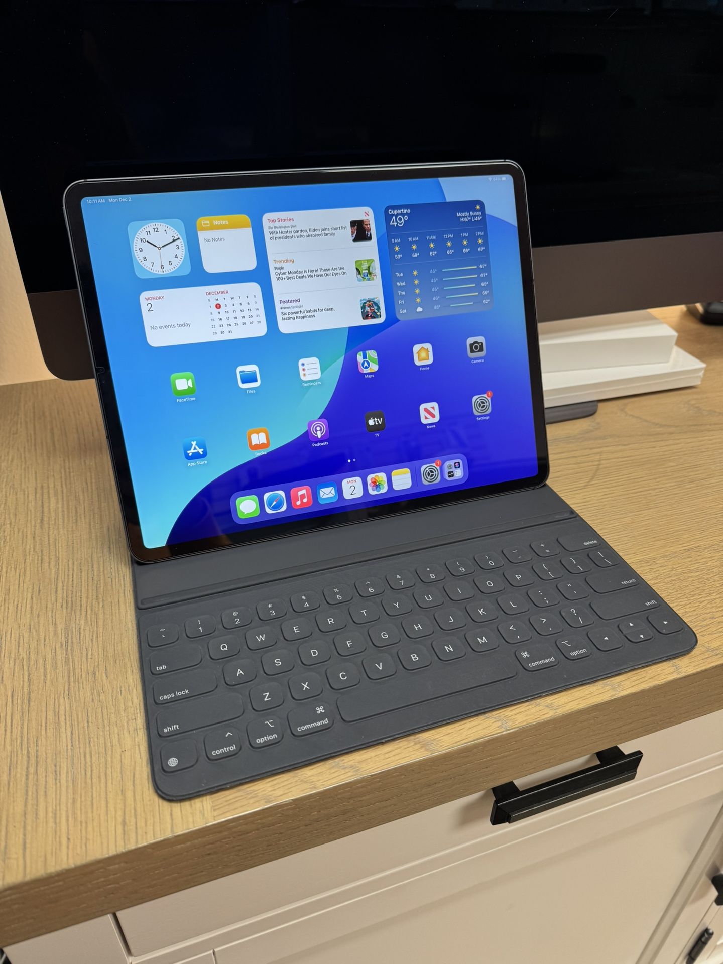 Apple 12.9” iPad Pro 3rd gen 64GB WiFi+Cellular! With Apple Folio keyboard Like new!