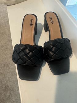 Women’s black sandals size 8