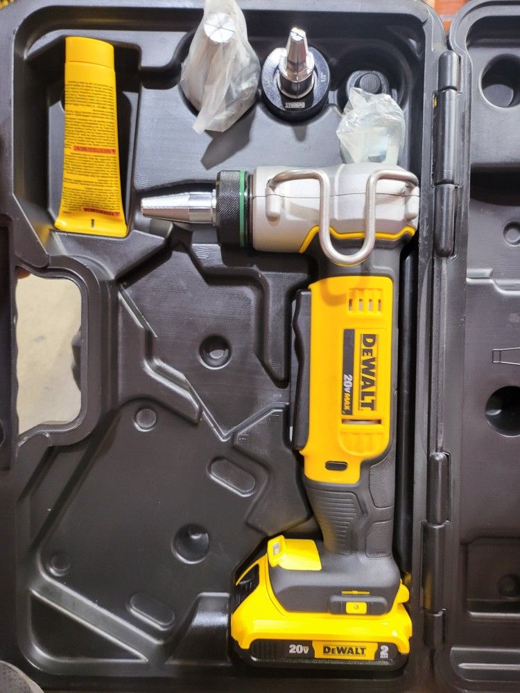 DEWAIT 20v MAX Cordless 1 in. PEX Expansion Tool, PEX Expander Grease and Case