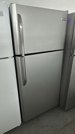 Frigidaire Top-Freezer Refrigerator Stainless Steel