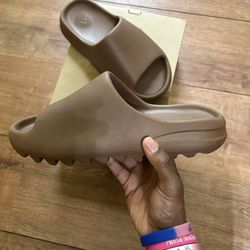 Adidas Yeezy Slides Flax Men’s Size 9 Brand New Never Worn