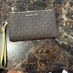 Michael Kors Wristlet 