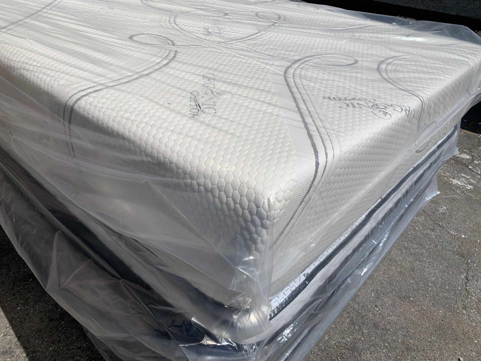 🛏Memory Foam 12” inches tall 🛏 ➡️Mattresses for your comfort ➡️All sizes ☑️ 🚛 Same day delivery🚛 🔸Twin sizes 🔷Full sizes 🟣Queen sizes 🟧Cal K