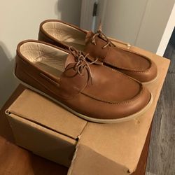 Wide Toe, Leather Lace Up Sneakers