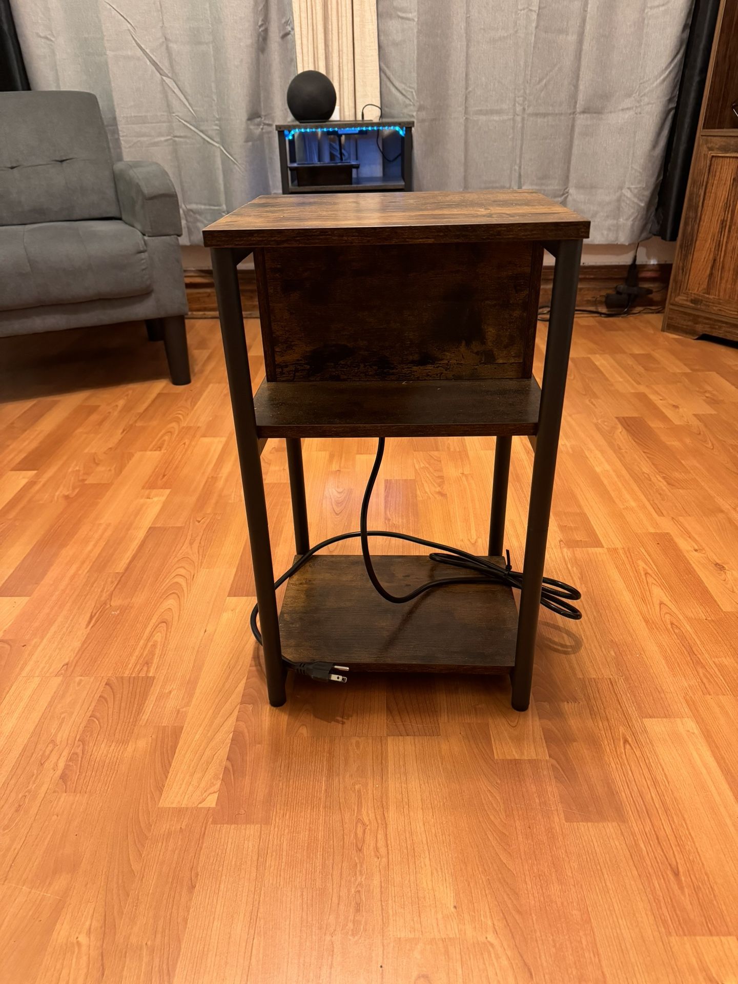 VASAGLE Side Table with Charging Station
