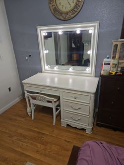 Makeup Vanity Set with Lights!!!
