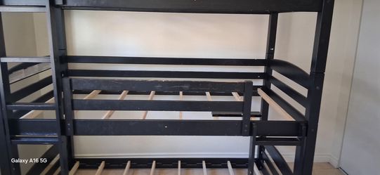 Triple bunk bed
