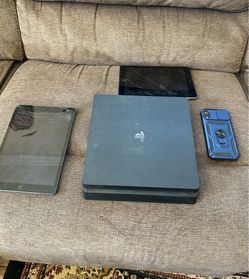 iPad 6 iPad9 with broken screen iPhone xr and a ps4